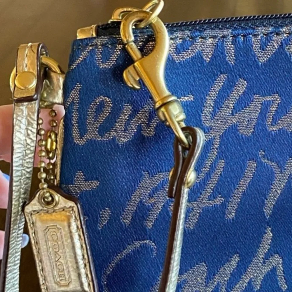 COACH 1941 NEW YORK LOVE HEART WRISTLET NAVY & GOLD METALLIC